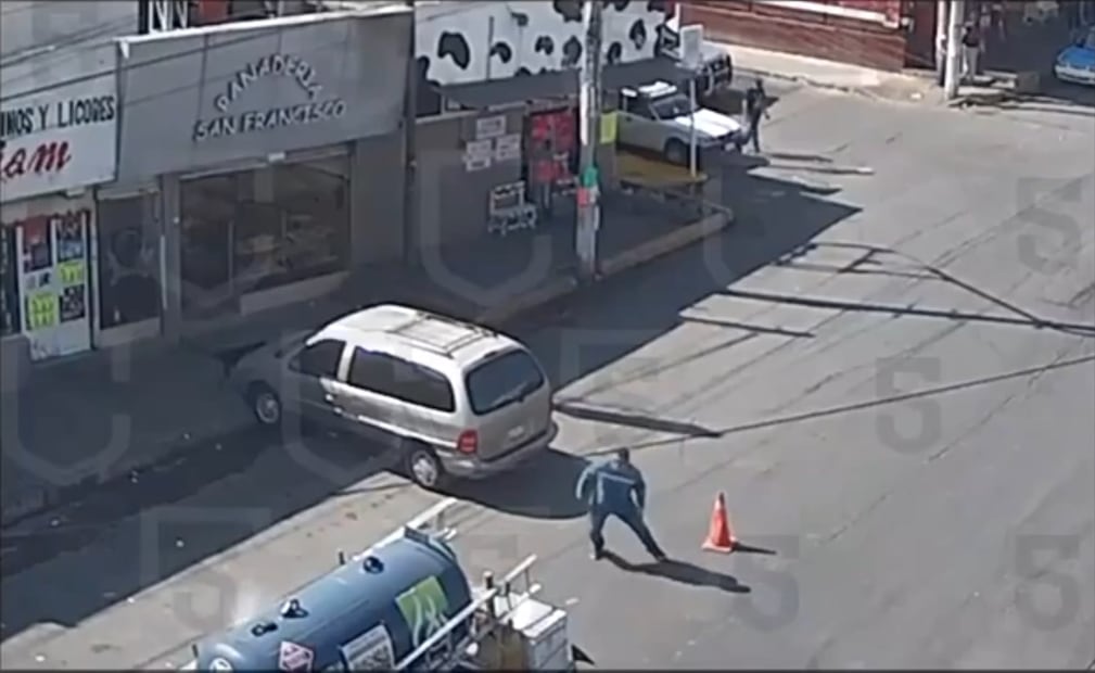 Cámaras del C5 captaron el momento exacto en que los trabajadores descendieron de la unidad para contener el escape de gas. Foto Especial