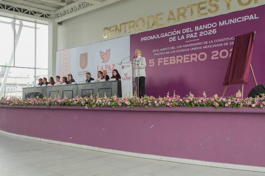 La alcaldesa Martha Guerrero Sánchez presentó el documento que reduce 51 artículos para hacer la administración más operativa y eficiente. Foto Especial