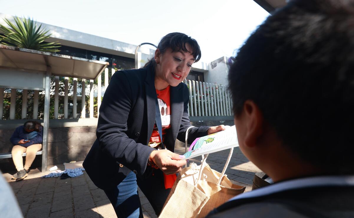 Toluca: María Isabel regala sonrisas y lectura en el Hospital del Niño