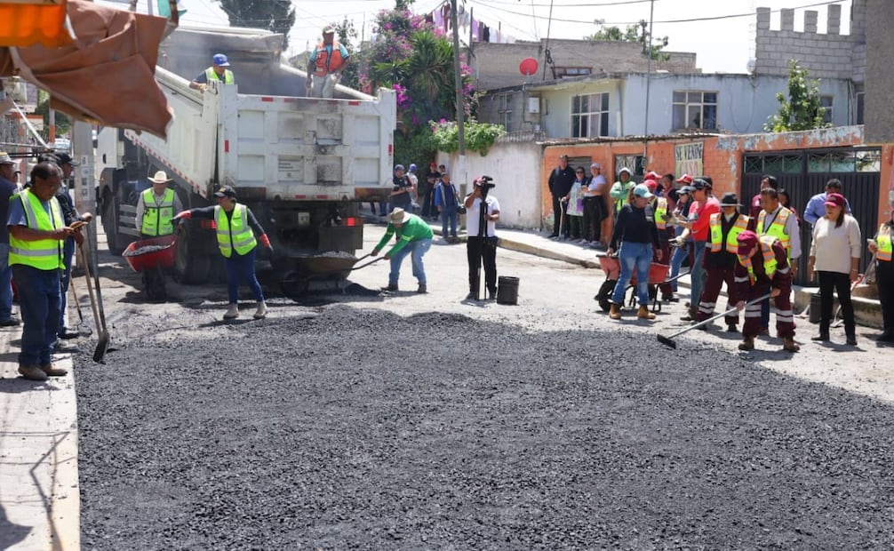 Las labores de bacheo simultáneo se extendieron por los nueve pueblos originarios de la demarcación, incluyendo San Cristóbal y San Pedro Xalostoc. Foto Especial