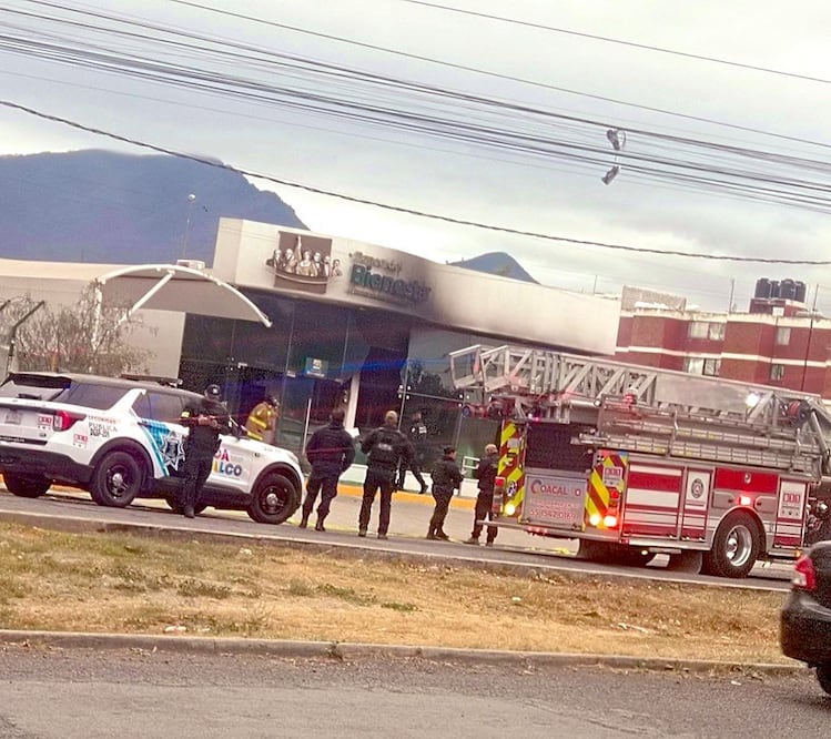 Cuerpos de Bomberos de Coacalco ingresa al inmueble para sofocar las llamas registradas la tarde de este domingo. Foto Especial