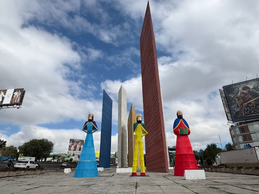Los tres Reyes Magos que miden más de 15 metros de altura fueron colocados frente a las emblemáticas torres ubicadas en Ciudad Satélite. Foto: Arturo Contreras/ El Universal