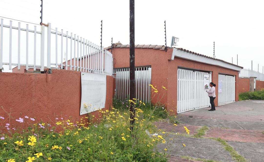 Padres de familia aseguran de en la escuela secundaria Emma Godoy hay riñas entre los alumnos. Foto: Alejandro Vargas.