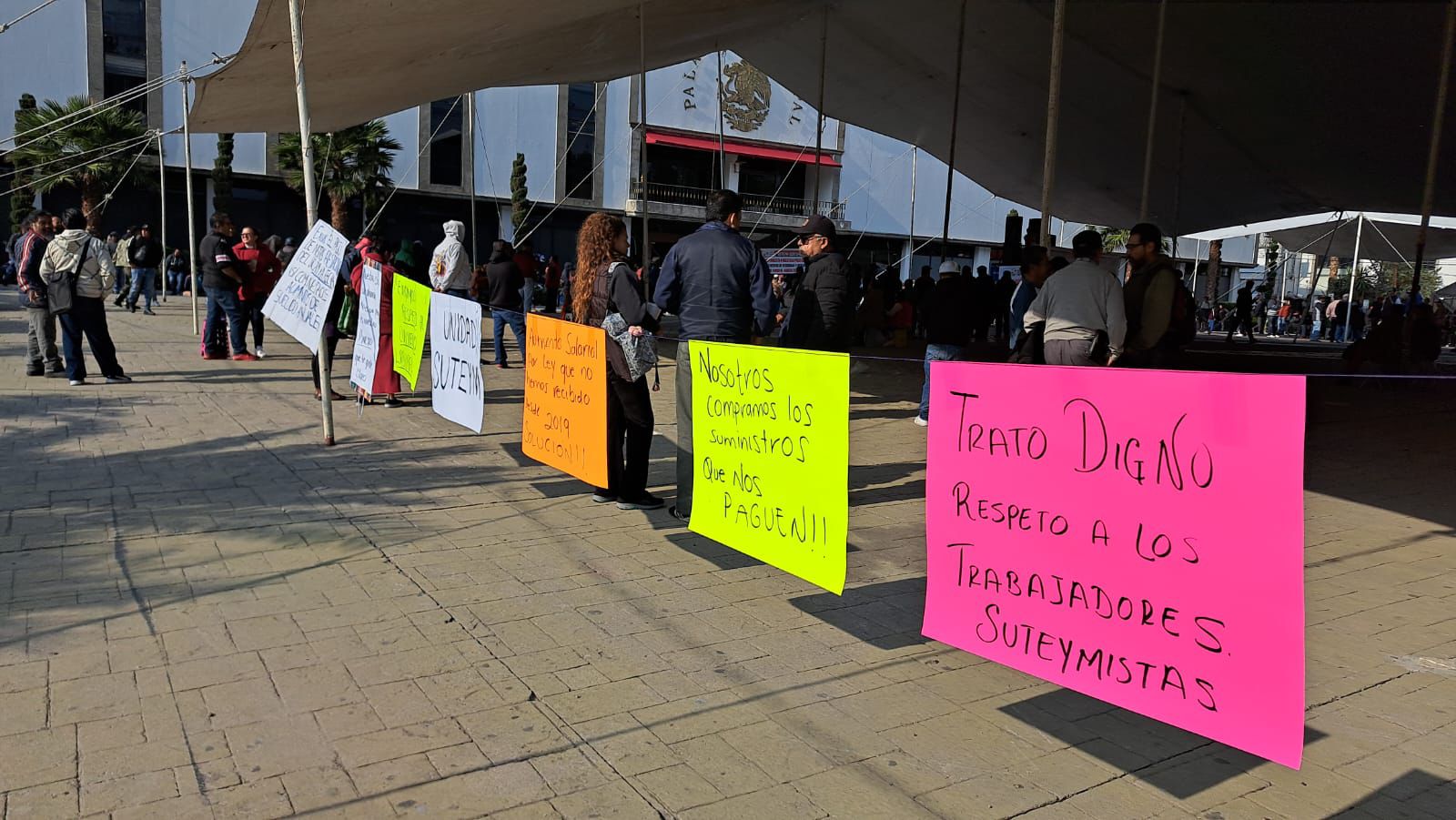 Lo trabajadores aseguran que el ayuntamiento de Ecatepec les adeuda varias prestaciones. Foto Especial