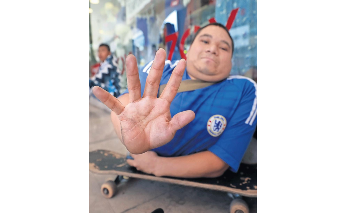 La movilidad no tiene límites cuando se toma el control de la situación, como lo hace Jesús con su patineta. Foto: Alejandro Vargas / El Universal Estado de México