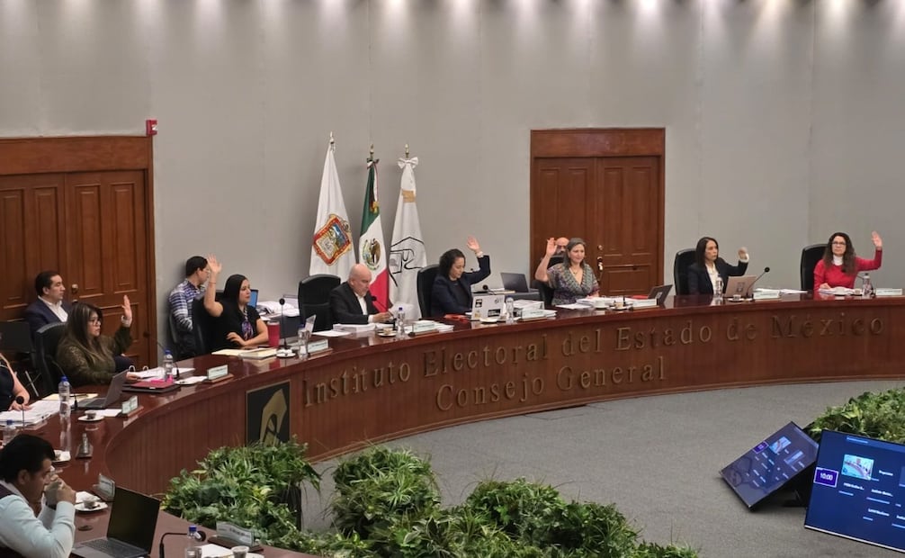 El Consejo General del IEEM durante la votación que otorga el registro condicionado a PODEMOS. Foto Especial