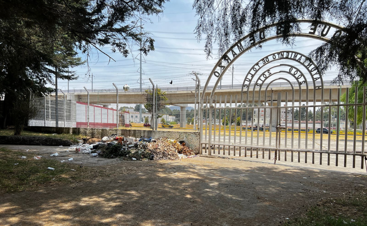 Bolsas de basura abandonadas en parques de Toluca, evidenciando la falta de conciencia cívica. Foto: Aura Moreno