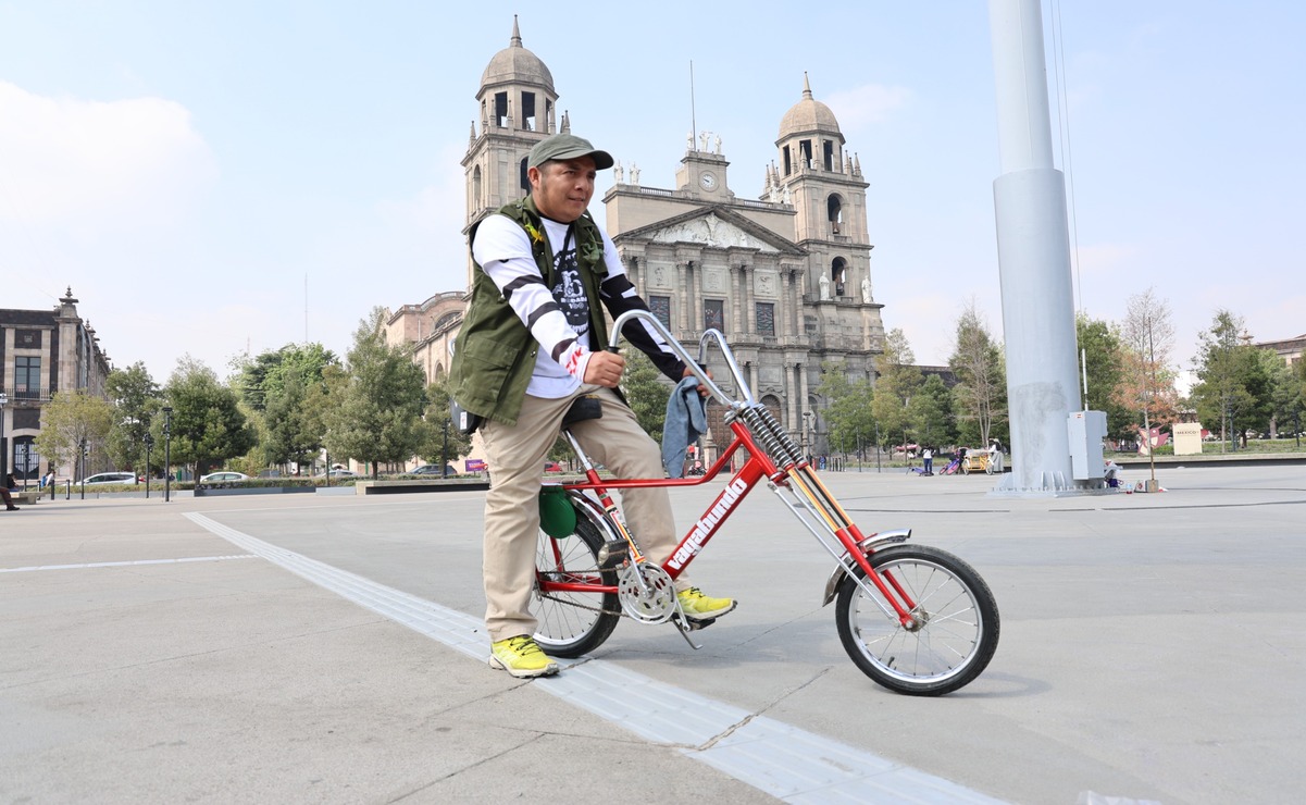 Ciclistas de Toluca, CDMX y otras regiones se dieron cita en el centro de la capital mexiquense para participar en una rodada de bicicletas clásicas organizada por el club Los Llantitas Rodadas 100. Foto: Sergio García / El Universal Edomex