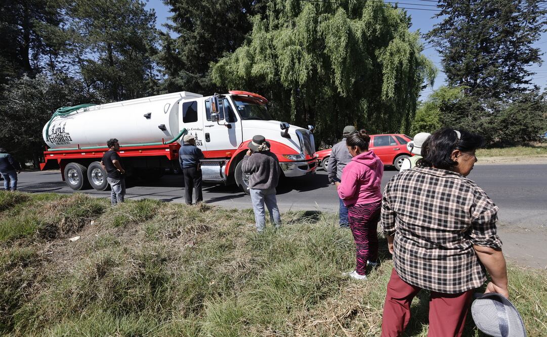 Pobladores de Ocoyoacac realizaron retenes para evitar que pipas de agua continuarán habiendo “huachicoleo de agua”. Foto: Jorge Alvarado / El Universal Estado de México