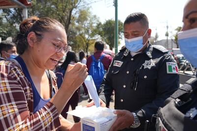 Policías de Tlalnepantla reparten cubrebocas en escuelas y anuncian sedes de vacunación
