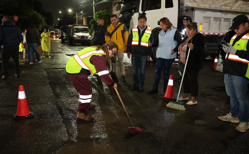 Más de mil funcionarios y trabajadores municipales se han sumado a las labores de bacheo utilizando palas y maquinaria en las calles. Foto Especial