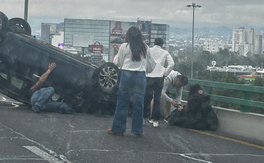 Paramédicos de la Cruz Roja atendieron a las personas lesionadas tras el accidente. Foto especial