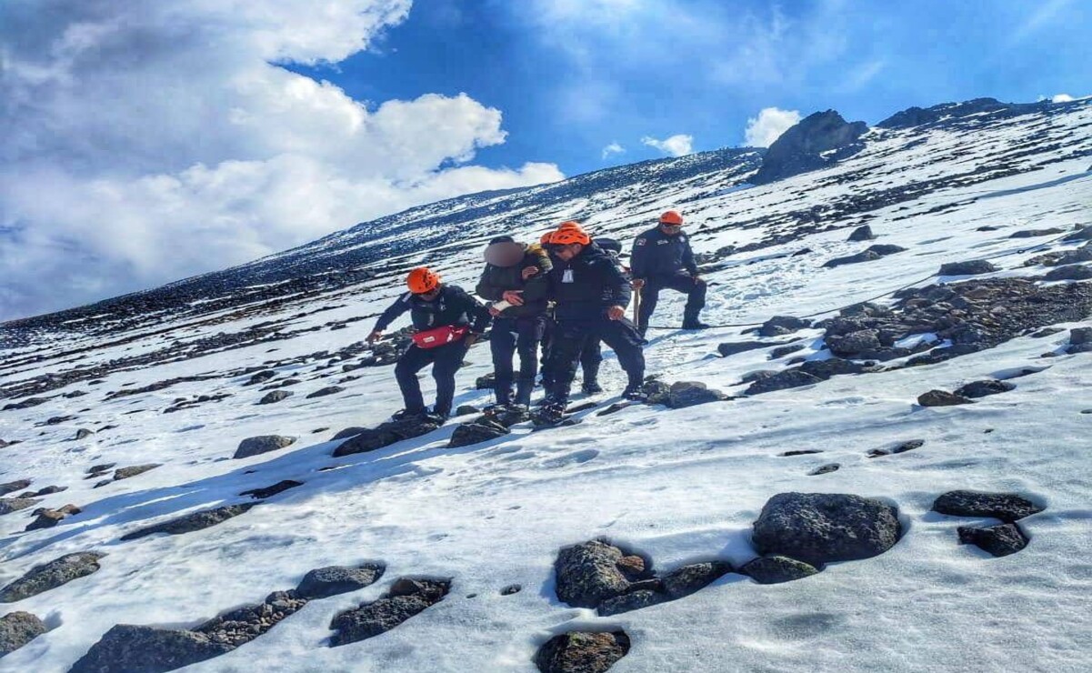 La policía de Alta Montaña y Agreste de inmediato se dirigieron al pico de Humboldt en el parque Nevado de Toluca para atender al lesionado. Foto: Especial