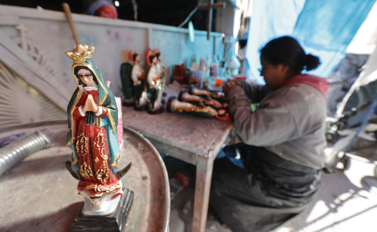 Pedro del Río, artesano de la resina, dando vida a sus creaciones en su taller de Toluca. Foto: Jorge Alvarado