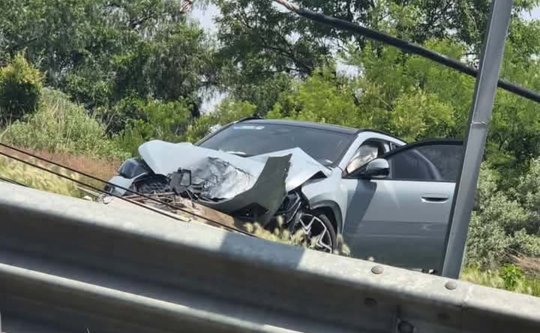 Un automovilista colisionó contra un poste de alumbrado en la Vía Jorge Jiménez Cantú, a la altura de Presa Madín. Foto Especial