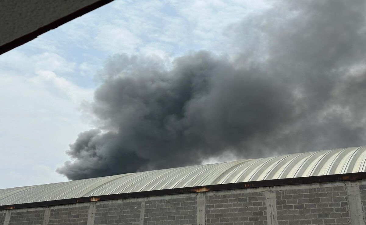 La columna de humo negro emana de una bodega y ya alcanzó varios metros de altura / Foto Especial