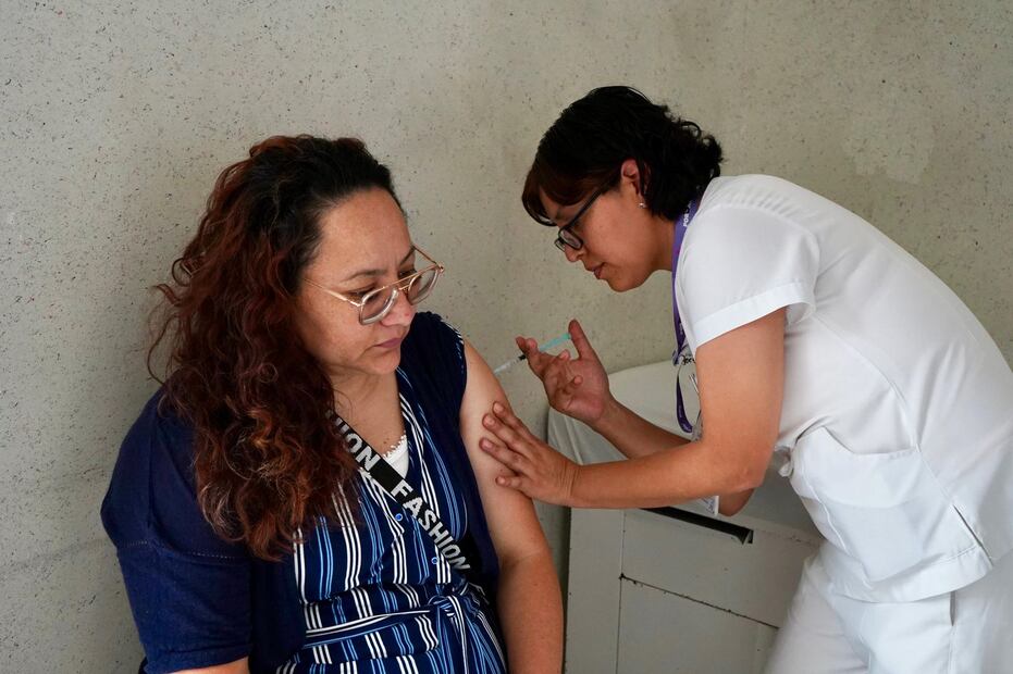 Personal de salud del IMSS Bienestar verifica el rango de edad para asegurar la cobertura de la población vulnerable. Foto Emilio Fernández / El Universal