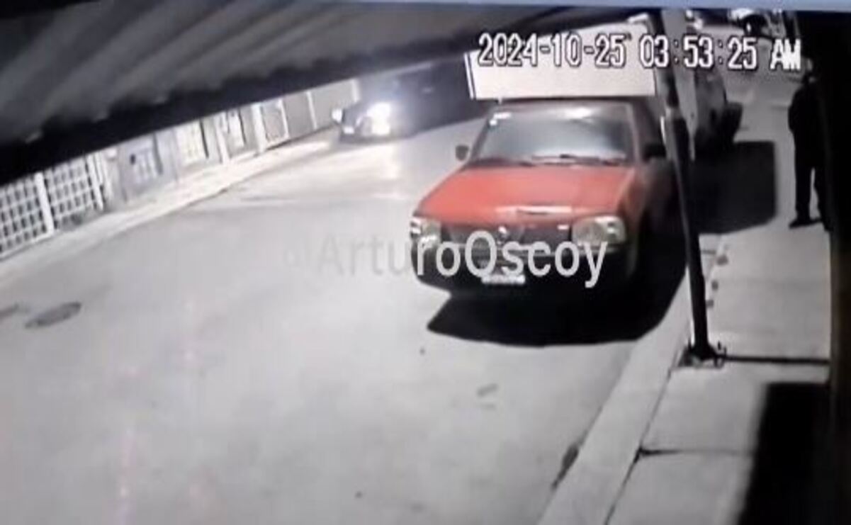 Instantes clave: Cámara de seguridad captura el robo de auto sedán en Cuautitlán Izcalli. Dos ladrones en acción, velocidad y audacia en menos de un minuto / Arturo Contreras