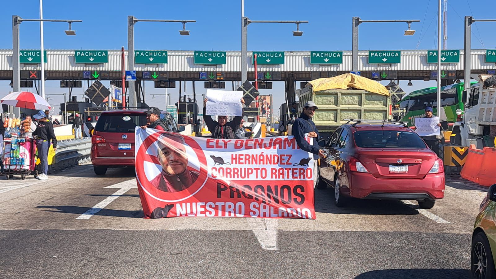 Los trabajadores exigen aguinaldo, prima vacacional y vales de despensa. Foto Especial