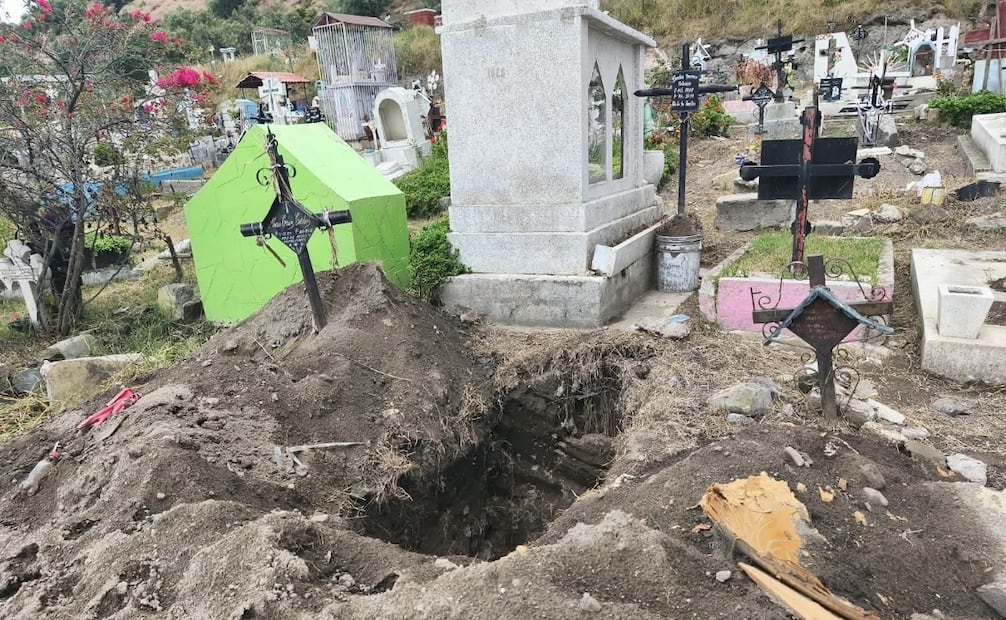 Autoridades de Valle de Chalco realizan exhumaciones para liberar espacios en los panteones municipales. Foto Emilio Fernández / El Universal