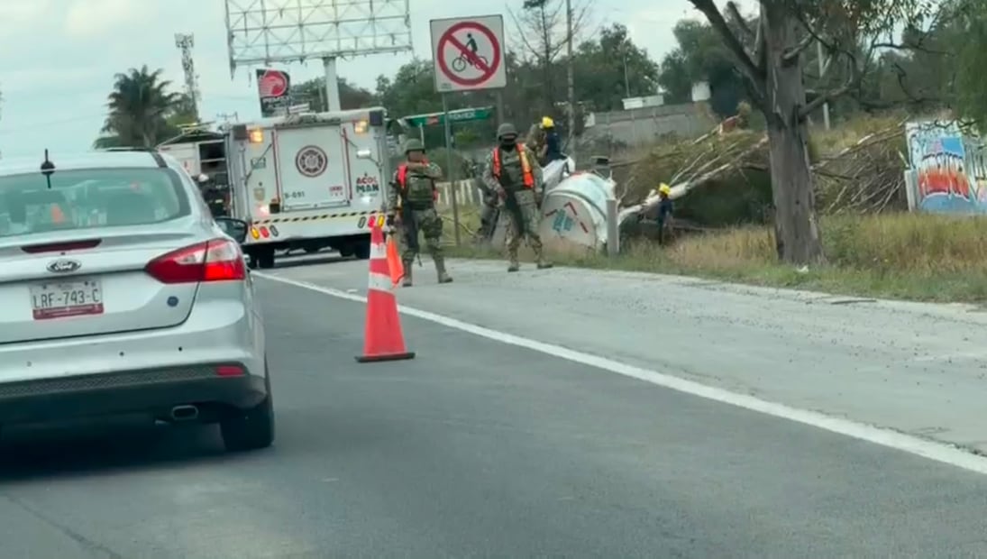 Minutos después se presentó el segundo accidente. Una pipa de agua llegó al punto. El operador no detuvo la unidad, al parecer por una falla mecánica. Foto: especial