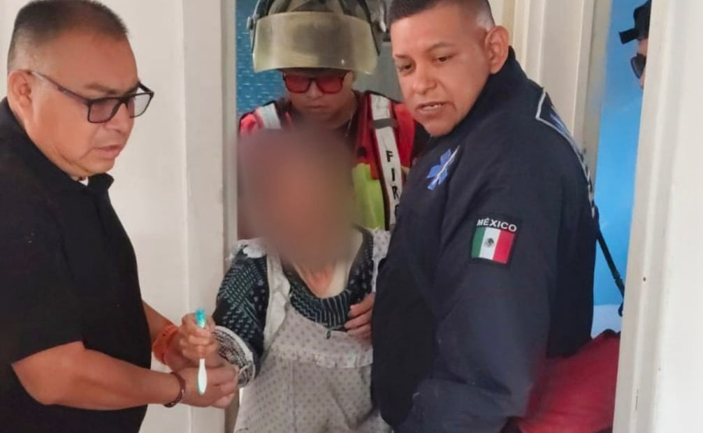 Elementos de Rescate Urbano tuvieron que forzar la entrada del departamento en el tercer piso para salvar a la víctima. Foto Especial