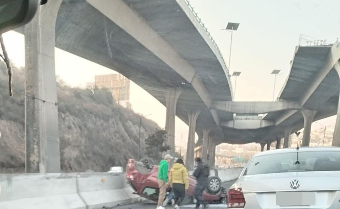 La unidad de la marca Peugeot quedó volcada sobre el carril de alta velocidad. Foto. Especial