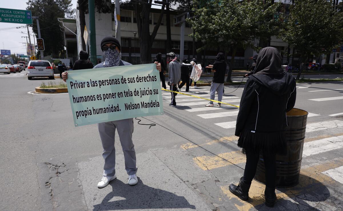 Los estudiantes argumentaron que este lunes por petición del director Hugo Mendieta Zerón se había asignado un encuentro de trabajo para poder destrabar el conflicto. Foto: Arturo Hernández/ El Universal Estado de México