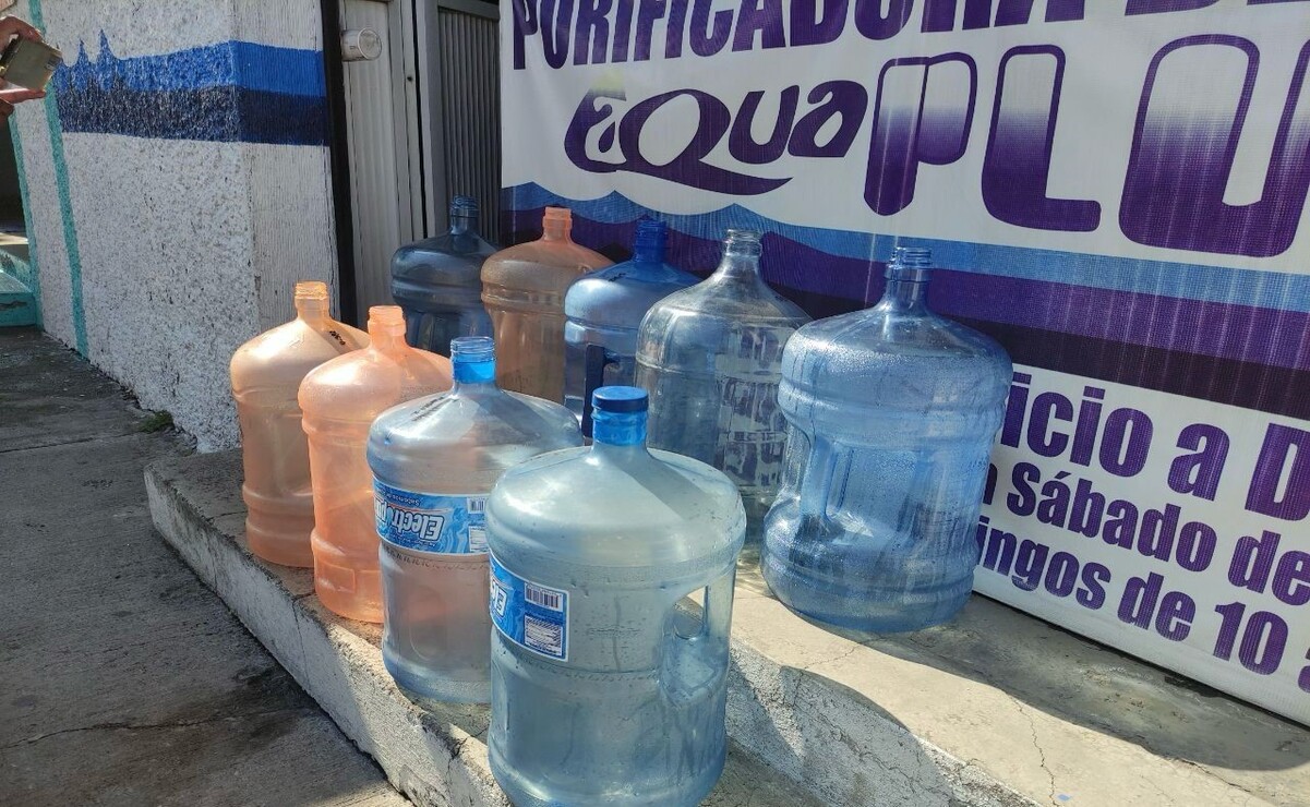 Los dueños de los establecimientos tienen que esperar más tiempo para que los operadores de las pipas les surtan el agua. Foto: Emilio Fernández