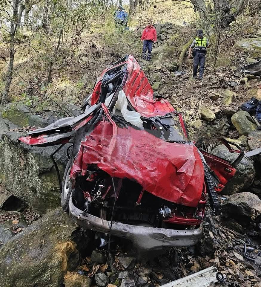 Elementos de emergencia, incluyendo paramédicos de la Comisión Nacional de Emergencia Atlacomulco, del SUEM, así como Protección Civil de Atlacomulco y Acambay, acudieron al sitio para brindar atención y asegurar la zona. Foto Especial