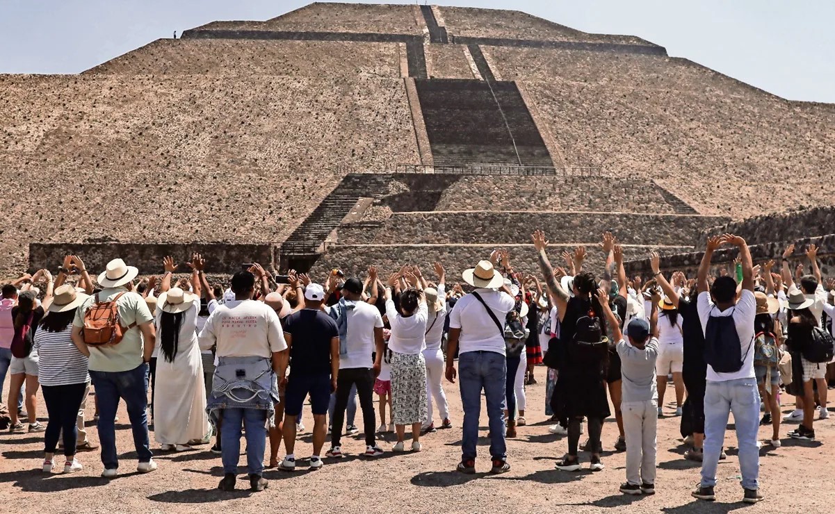 Las personas suelen asistir a las pirámides de Tenochtitlán para recibir el equinoccio de primavera. Foto: EL UNIVERSAL / Hugo Salvador