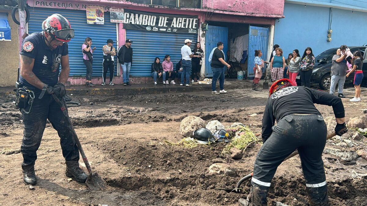 Elementos de Rescate retirando Lodo, basura, escombros.