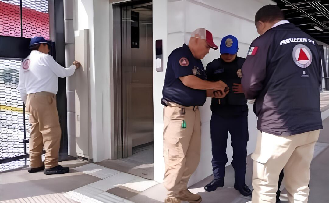 Drama en el Trolebús: Siete personas atrapadas en elevador de la estación Puente Rojo. ¡Solo un susto! Foto: Especial