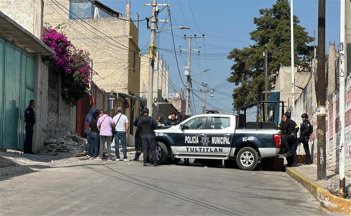 La zona fue acordonada por elementos de la policía municipal de Tultitlán a la espera de que peritos de la FGJEME realizaran el levantamiento de ambos cuerpos. Foto: Especial