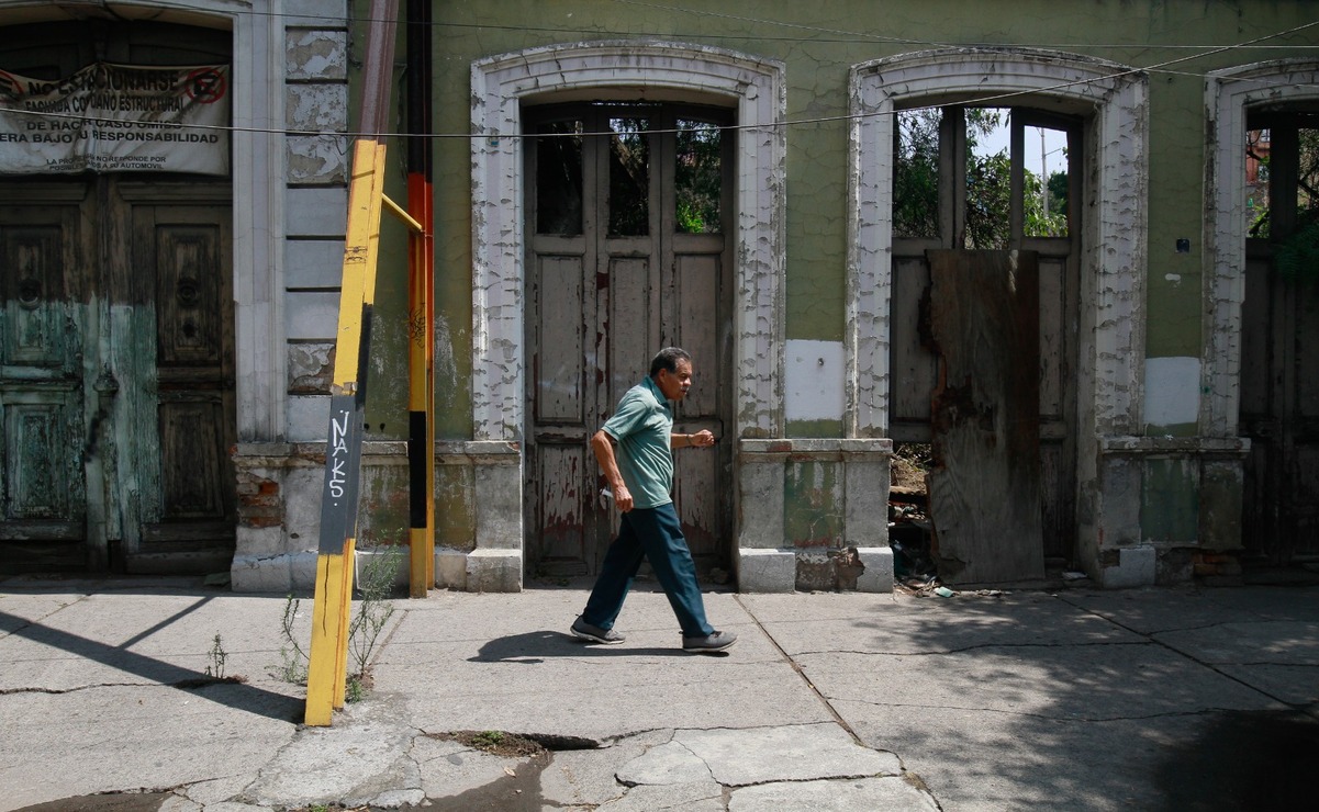 En por lo menos dos de estos inmuebles habitan indigentes quienes corren el riesgo de quedar atrapados de registrarse un derrumbe de paredes o techos / Foto: Alejandro Vargas