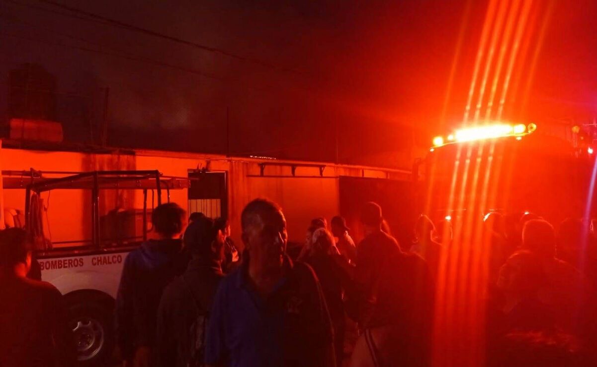 El incendio comenzó alrededor de las 9:00 de la noche del jueves y después de varios minutos los bomberos lograron sofocarlo. Foto: Especial