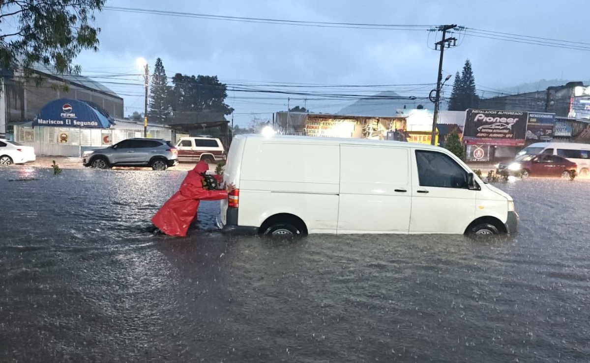 Encharcamientos extremos en Ixtapaluca: Vecinos tuvieron que ser trasladados en lancha por bomberos tras las intensas lluvias. Foto: Especial