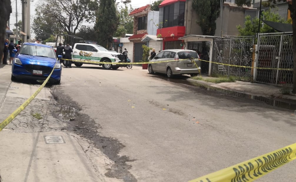 Peritos de la Fiscalía mexiquense recaban indicios balísticos en la calle Rancho la Presa tras la ejecución. Foto Especial