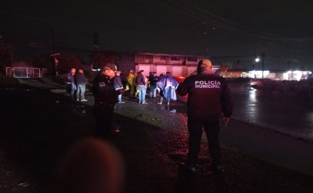 Protección Civil y Bomberos de Toluca rescatan a dos personas de un auto que cayó al río Verdiguel