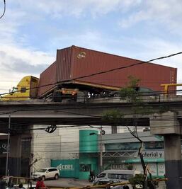 Choque de tráiler en Naucalpan deja caída de contención sobre vehículos; no hay lesionados