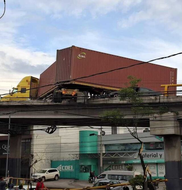 Naucalpan, Méx.- Un tráiler de doble remolque se descarriló en el puente elevado de la Avenida Primero de Mayo, en Naucalpan.