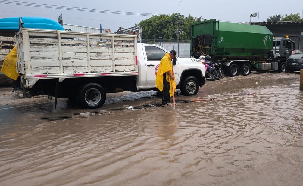 Cuadrillas de Sapase trabajan en el desazolve de coladeras en la Vía Morelos para liberar el tránsito vehicular en Santa María Tulpetlac. Foto Especial
