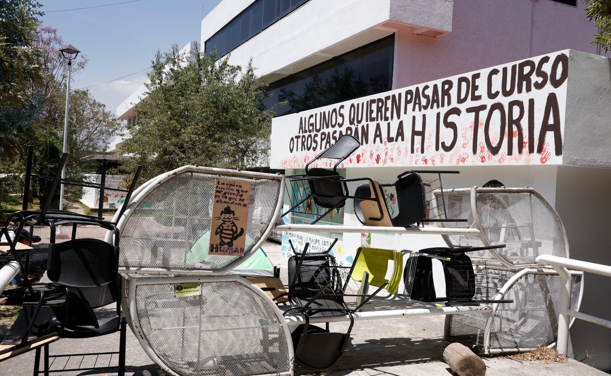 El colectivo de estudiantes inconformes tomó las instalaciones de la facultad y a su vez el edificio de la Biblioteca Central / Foto: Arturo Hernández