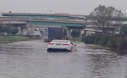 Vehículo queda atorado en bache de la Toluca-México