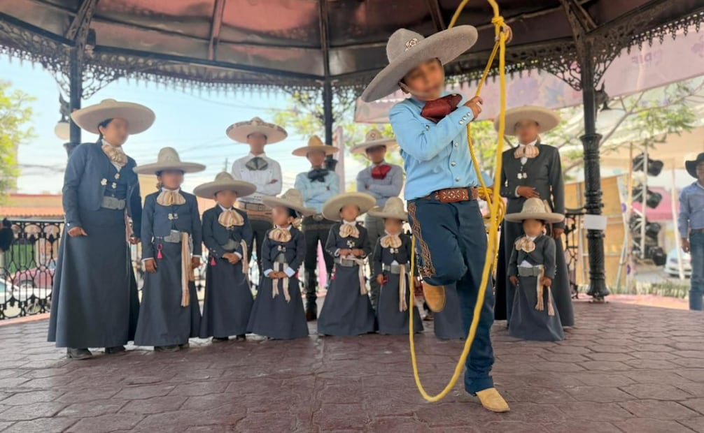 Durante la exhibición en el kiosco municipal, charros locales demostraron las suertes que han llevado a México a podios internacionales. Foto Especial