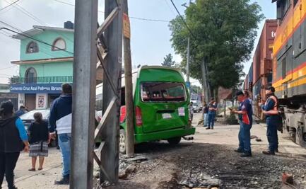 Combi intenta ganarle al tren en Cuautitlán Izcalli