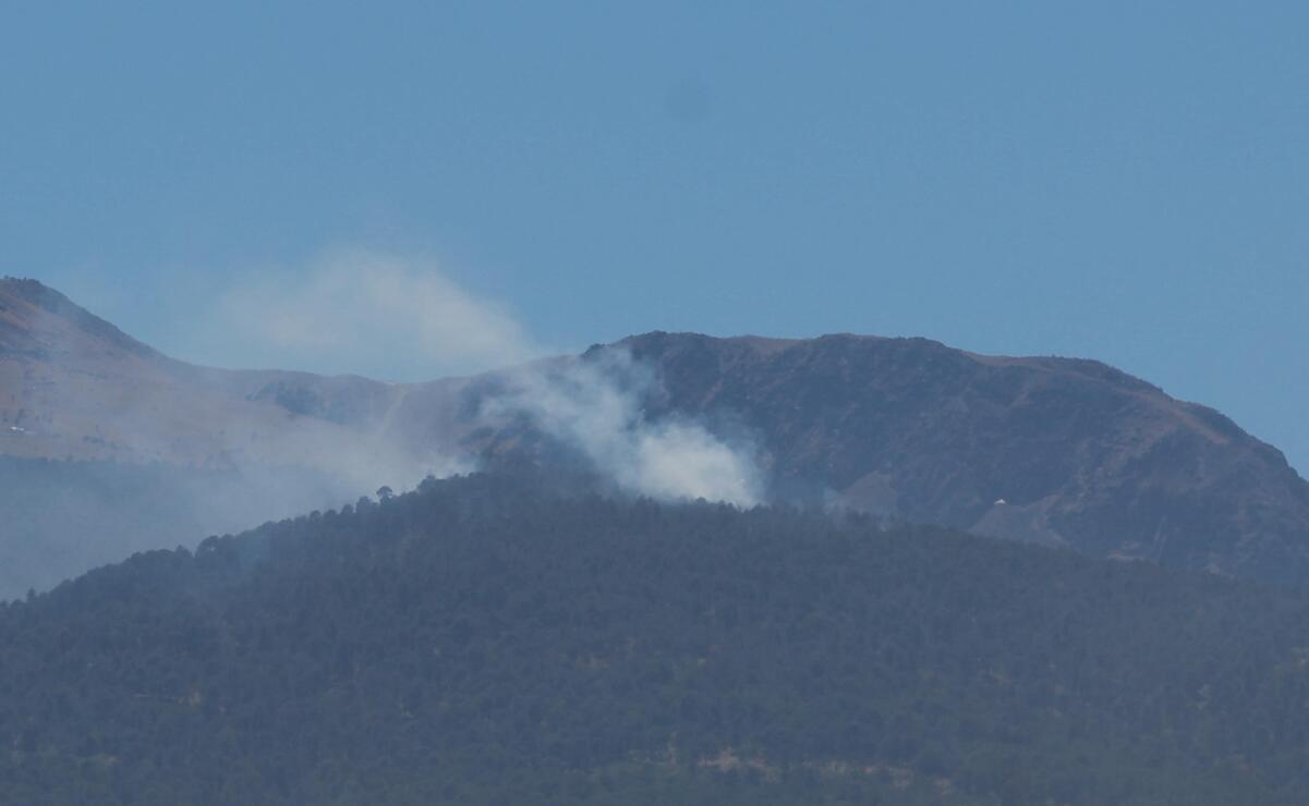 Las corrientes de aire que se registran en las faldas del Xinantécatl han generado una densa capa de humo que se ha desplazado hacia la ciudad / Foto Alejandro Vargas
