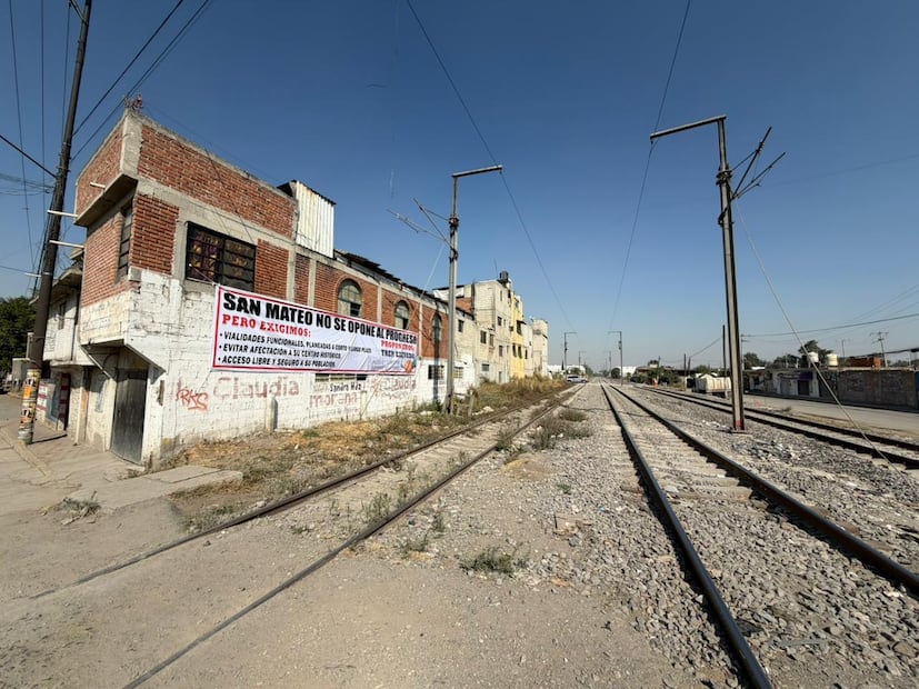 Alrededor de las 21:00 horas de este lunes, un grupo de vecinos detuvo la ejecución de estudios de mecánica de suelos. Foto. Especial