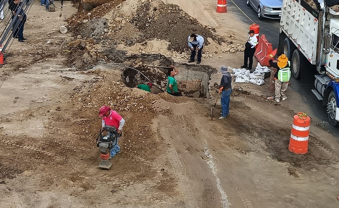 Personal de OAPAS realiza trabajos de relleno y compactación sobre los carriles laterales de la avenida Primero de Mayo. Foto Gisela González / El Universal