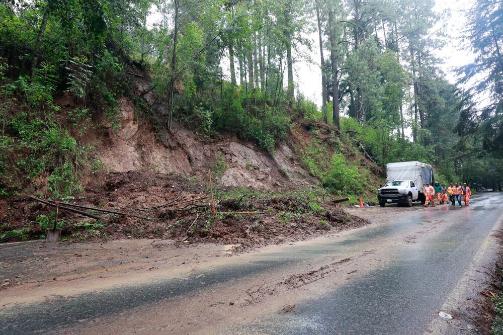 La carretera federal 134 Toluca-Ciudad Altamirano recorre el sur del Estado de México registra un importante deterioro. Foto Alejandro Vargas
